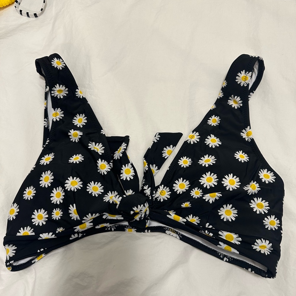 Cupshe size large daisy bikini top